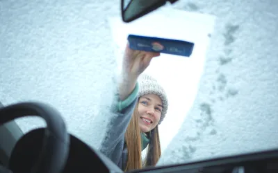 Entdecken Sie das Geheimnis, um die Windschutzscheibe in wenigen Sekunden abzutauen: Überraschende Techniken für Autofahrer!