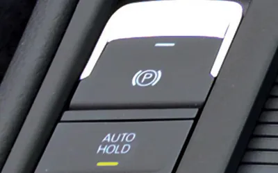 Ce este funcția Auto Hold și cum funcționează la mașina ta