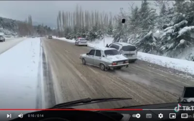 VIDEO. Cum a impresionat o Dacia 1310 mașinile moderne. Șoferul vehiculului urcă fără dificultate o pantă acoperită de zăpadă și își continuă călătoria neîntrerupt