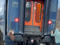Numeroși pasageri au început să împingă un tren care a rămas blocat după ce locomotiva sa a suferit o defecțiune în zona Predeal.