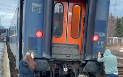 Numeroși pasageri au început să împingă un tren care a rămas blocat după ce locomotiva sa a suferit o defecțiune în zona Predeal.