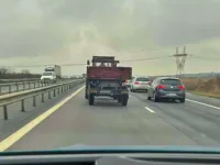 VIDEO Viral: Mort de beat si cu Tractorul pe Autostrada. Asta-i Romania!