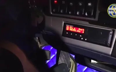 VIDEO - O nouă modalitate de fraudare a tahografului descoperită. Un șofer român care conducea un camion a primit o amendă de 4.000 de euro.