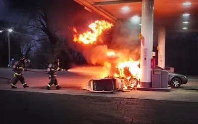 Poti alimenta masina cu motorul pornit?
