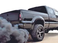 Da li automobil ispušta dim na izduvnim gasovima?