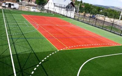 Cum se pune gazonul artificial pe terenul de tenis?