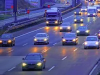 Regula priorității pe drumurile cu trei benzi: cine trebuie să cedeze trecerea