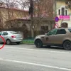 Fotografia care provoacă furia conducătorilor auto: Motivul pentru care roata unui Logan este imobilizată, în timp ce mașina de lux nu este afectată. Explicația oferită de SGU.