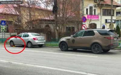 Fotografia care provoacă furia conducătorilor auto: Motivul pentru care roata unui Logan este imobilizată, în timp ce mașina de lux nu este afectată. Explicația oferită de SGU.