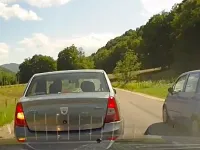 Ce obligatie ai daca vrei sa depasesti si cel din spate este DEJA in semnalizare?