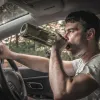 Semne care arată că șoferul din fața ta conduce în stare de ebrietate