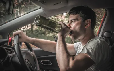 Semne care arată că șoferul din fața ta conduce în stare de ebrietate